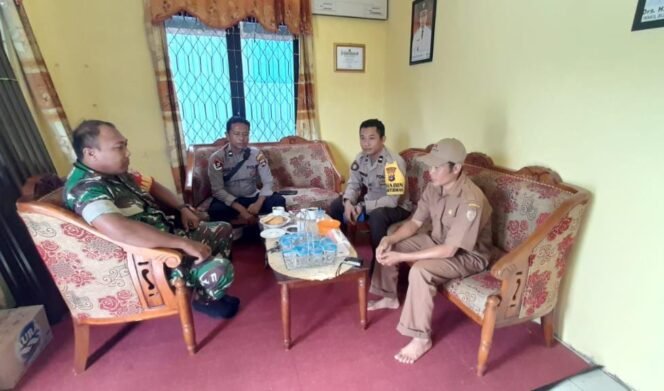 
					Serda Agung Prayogo Bersama Bhabinkamtibmas Komsos Di Desa Binaan