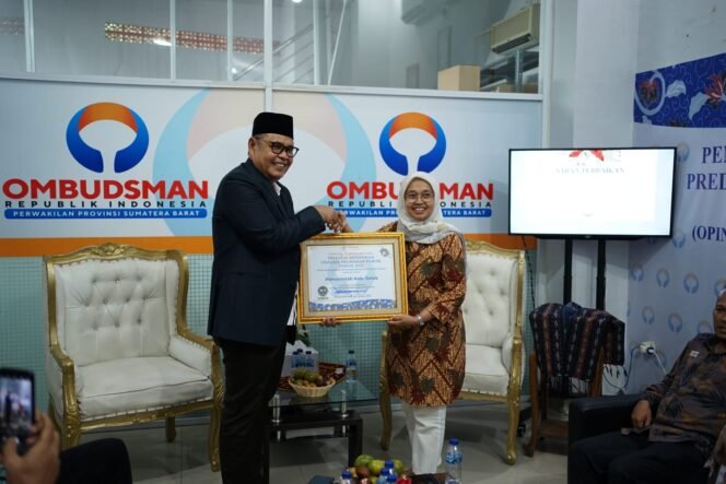 
					Bupati Solok Terima Penghargaan dari Ombudsman RI Perwakilan Sumatera Barat