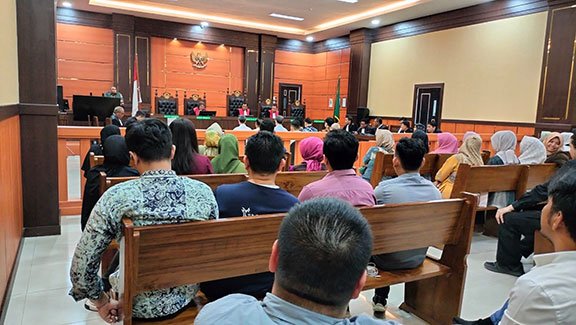 
					Suasana sidang tiga mantan direktur RSUD Pasbar oleh Majelis Hakim Pengadilan Tindak Pidana Korupsi (Tipikor) Padang.