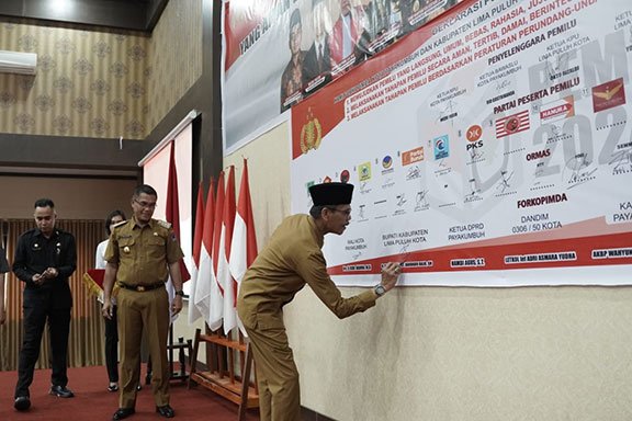 
					Bupati Lima Puluh Kota, Safaruddin Dt. Bandaro Rajo saat hadir pada Deklarasi Pemilu Damai 2024 di Polres Payakumbuh.