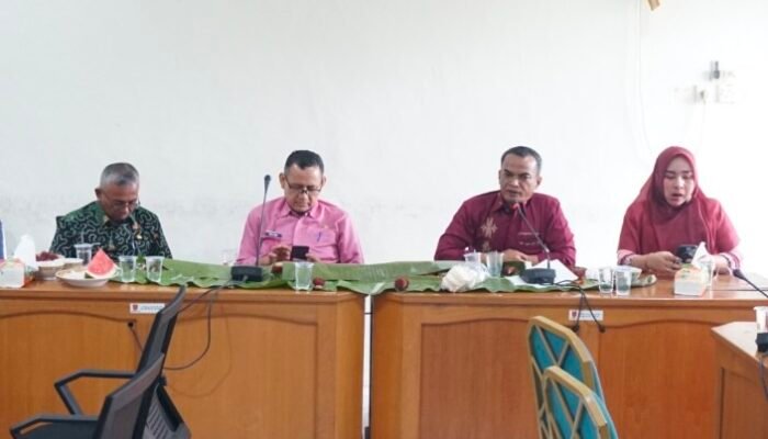 Perpisahan Sekretariat DPRD Agam dengan  Ratna Wilis Berujung Air Mata