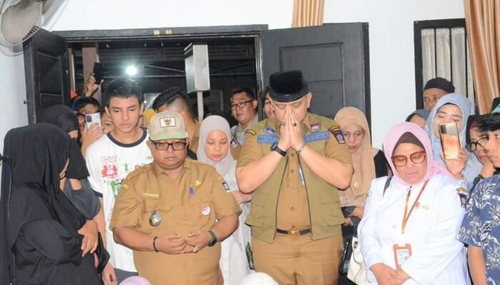 Plh Wako Padang Andree Algamar Lepas dan Solatkan Jenazah Korban Longsor Sitinjau Lauik