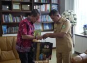 Bupati Solok Serahkan Bantuan dari Kementerian Sosial kepada Korban Kebakaran di Kabupaten Solok