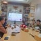 *Scan Mata Dikawal Ketat BPKN, Pastikan Data Konsumen Terlindungi*  Jakarta – Badan Perlindungan Konsumen Nasional Republik Indonesia (BPKN RI) memanggil perwakilan perusahaan World.ID setelah ramai pemberitaan dan pengaduan masyarakat terkait dugaan “pencurian” dan jual beli data pribadi yang dikumpulkan melalui pemindaian iris mata.  Dalam Pertemuan yang dihadiri Ketua BPKN RI Muhammad mufti Mubarok dan tim advokasi BPKN menghadirkan General Manager dari perusahaan TFH selaku perwakilan resmi World.ID di Indonesia, beserta tim konsultan hukum perusahaan.   Dalam pertemuan itu, BPKN RI menyampaikan keprihatinan dan kekhawatiran publik atas potensi pelanggaran terhadap hak-hak konsumen, khususnya dalam aspek perlindungan data pribadi yang tergolong sangat sensitif.  “BPKN menerima sejumlah pengaduan masyarakat terkait proses pengumpulan data iris oleh perusahaan ini. Kami ingin mengetahui secara jelas bagaimana prosedur pengambilan data dilakukan, untuk tujuan apa data tersebut dikumpulkan, serta bagaimana mekanisme penyimpanan, perlindungan, dan penggunaan data itu,” ungkap Mufti Ketua BPKN RI.  BPKN juga meminta klarifikasi dari pihak perusahaan terkait kepatuhan mereka terhadap peraturan perundang-undangan yang berlaku di Indonesia, khususnya Undang-Undang Nomor 27 Tahun 2022 tentang Perlindungan Data Pribadi (UU PDP) serta UU Perlindungan Konsumen.  Dalam pertemuan itu, pihak TFH menyatakan bahwa teknologi dan proses yang digunakan oleh World.ID mengikuti standar keamanan global dan bertujuan untuk mendukung sistem identitas digital yang aman dan terpercaya. Namun demikian, BPKN menegaskan bahwa komitmen perusahaan dalam mematuhi peraturan nasional tetap menjadi prioritas utama.  BPKN RI berkomitmen untuk terus mengawal isu ini demi menjamin keamanan, keselamatan, dan kenyamanan konsumen Indonesia dalam menghadapi era digitalisasi, serta memastikan bahwa hak-hak konsumen terlindungi dari segala bentuk penyalahgunaan data pribadi.  Pertemuan yang dilakukan pada 25 Juni 2025 tersebut dihadiri oleh Ketua BPKN RI Bapak Mufti Mubarok di dampingi tim BPKN dan pihak TFH di hadiri Wafa selaku General Manager bersama tim hukum